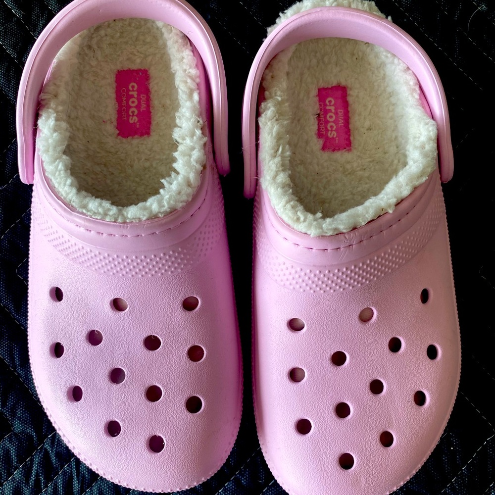 New without tags size 5 lined crocs